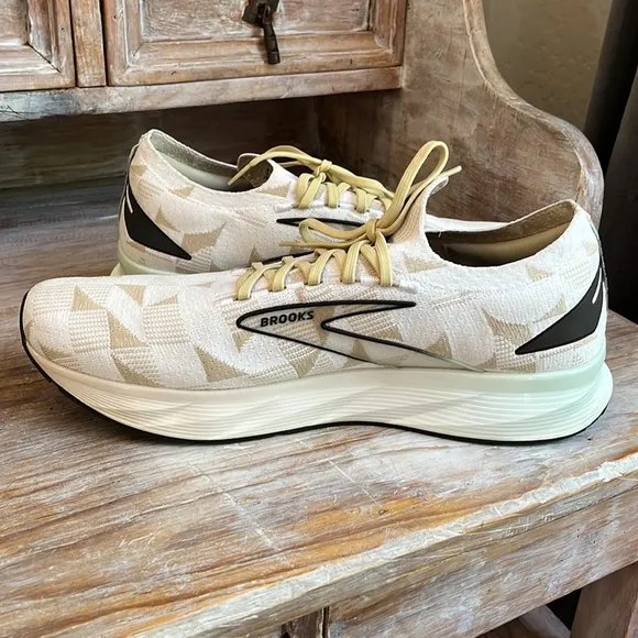 🤍 Brooks Levitate StealthFit 6 Size 14 White / Silver Lining / Green Energize