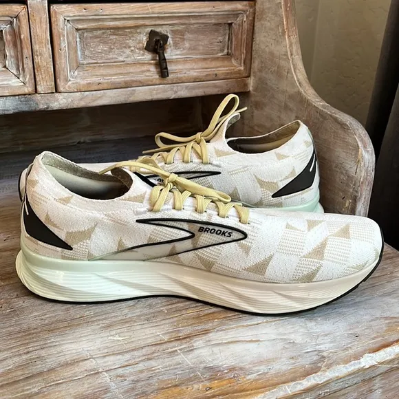 🤍 Brooks Levitate StealthFit 6 Size 14 White / Silver Lining / Green Energize