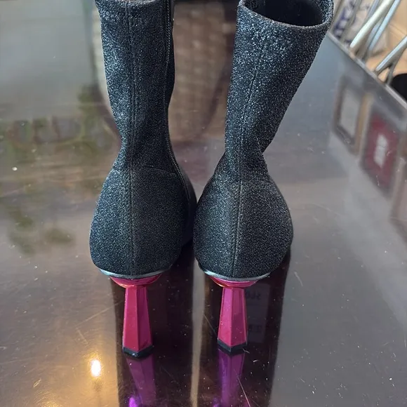 🐳 NWT Betsy Johnson Tobin black metallic knit w hot pink faceted heels booties