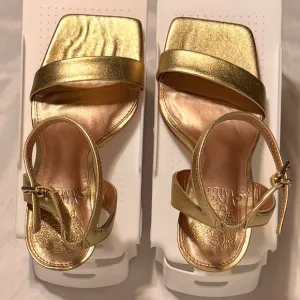 (5) VINCE CAMUTO GOLD STRAPPY Heels