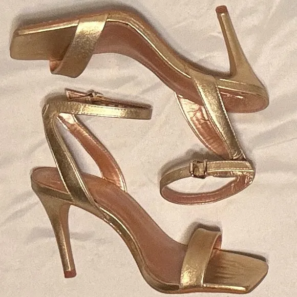 (5) VINCE CAMUTO GOLD STRAPPY Heels
