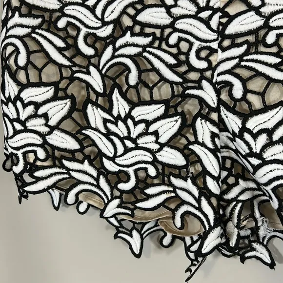 Alice and Olivia Embellished Guipure Shorts Lace Black White Floral Sz 10