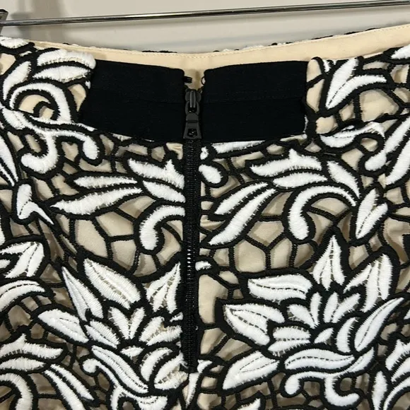 Alice and Olivia Embellished Guipure Shorts Lace Black White Floral Sz 10