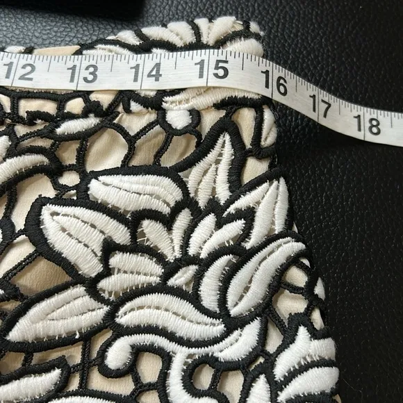 Alice and Olivia Embellished Guipure Shorts Lace Black White Floral Sz 10