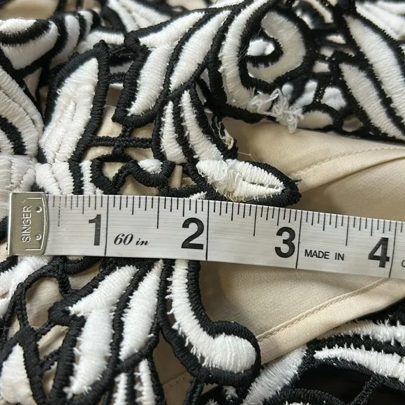 Alice and Olivia Embellished Guipure Shorts Lace Black White Floral Sz 10