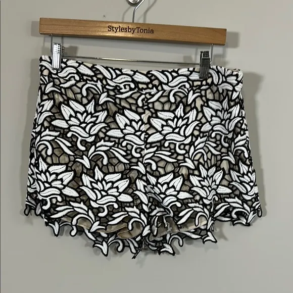 Alice and Olivia Embellished Guipure Shorts Lace Black White Floral Sz 10