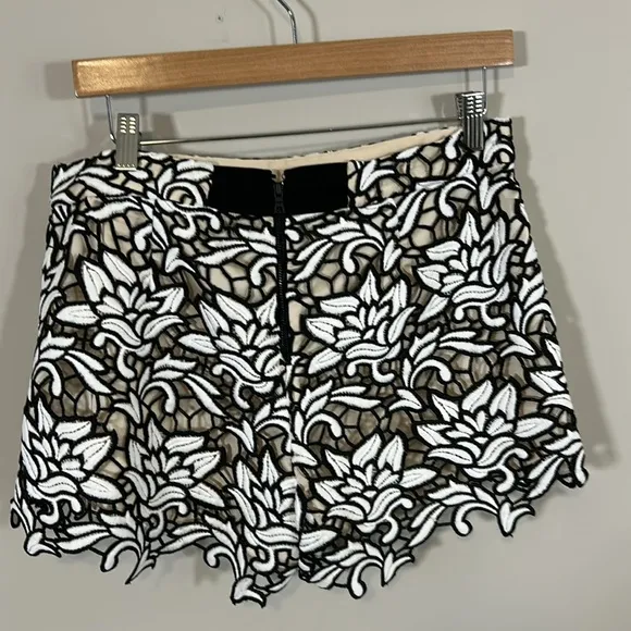 Alice and Olivia Embellished Guipure Shorts Lace Black White Floral Sz 10