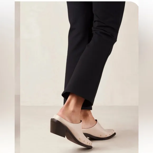Alohas Lorenzo Leather Mules in cream