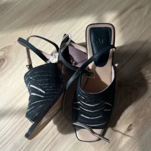 And Daughters| Textured peep toe mules