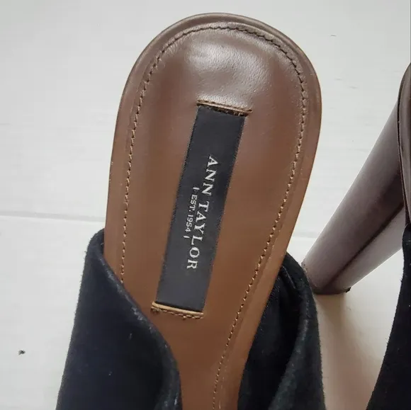 ANN TAYLOR Suede Leather Heels
