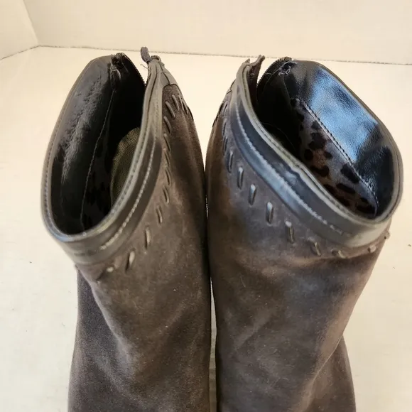 Aquatalia Gray Suede Heeled Ankle Bootie Whipstitch Almond Toe Women's Size 7.5