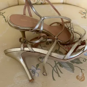 BADGLEY MISCHKA GORGEOUS GOLD STRAPPY SANDLES