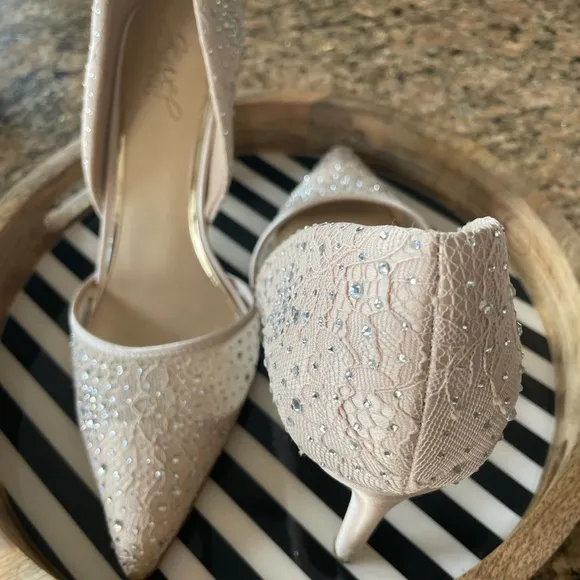 BADGLEY MISCHKA Heels (8.5) Julissa Pointed Lace Stiletto Champagne💫 ✨HOST PICK✨