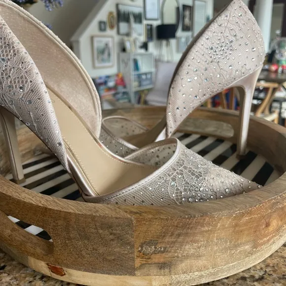 BADGLEY MISCHKA Heels (8.5) Julissa Pointed Lace Stiletto Champagne💫 ✨HOST PICK✨