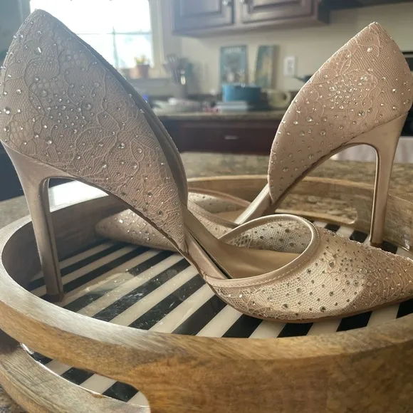 BADGLEY MISCHKA Heels (8.5) Julissa Pointed Lace Stiletto Champagne💫 ✨HOST PICK✨