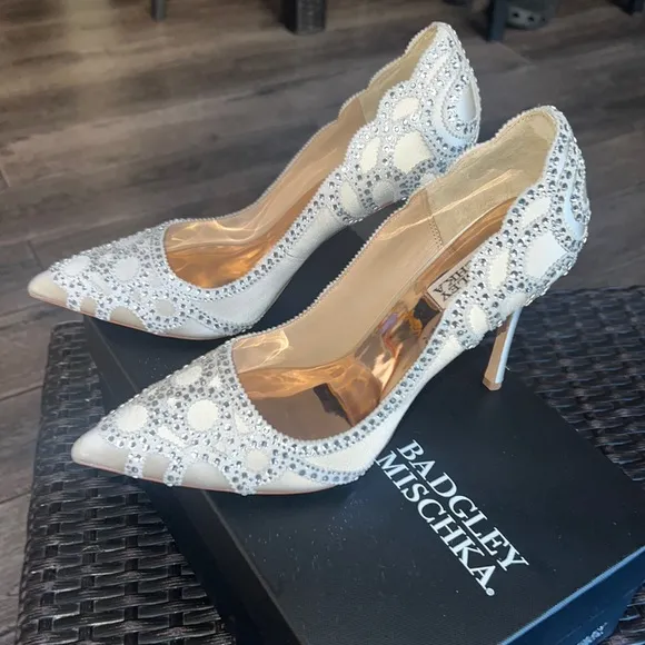 Badgley Mischka pointed toe pump 🤍size 9.5 NWB