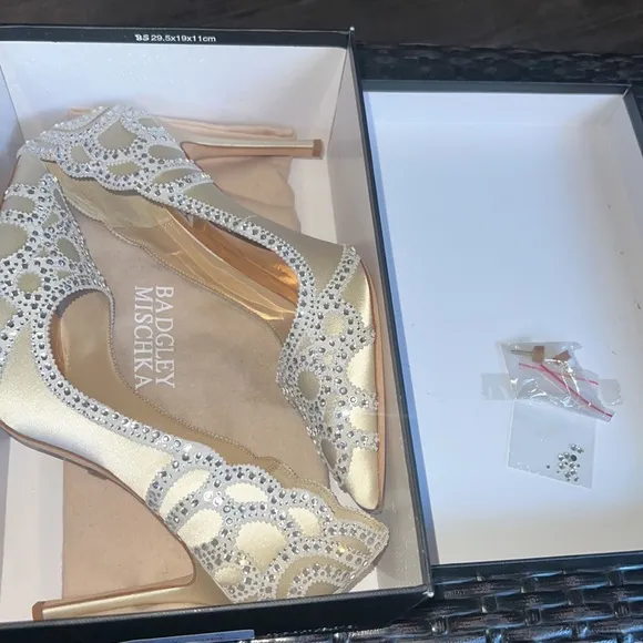 Badgley Mischka pointed toe pump 🤍size 9.5 NWB