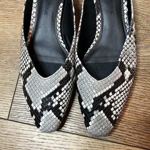 Banana Republic Snake Print Leather Mules Size 6M