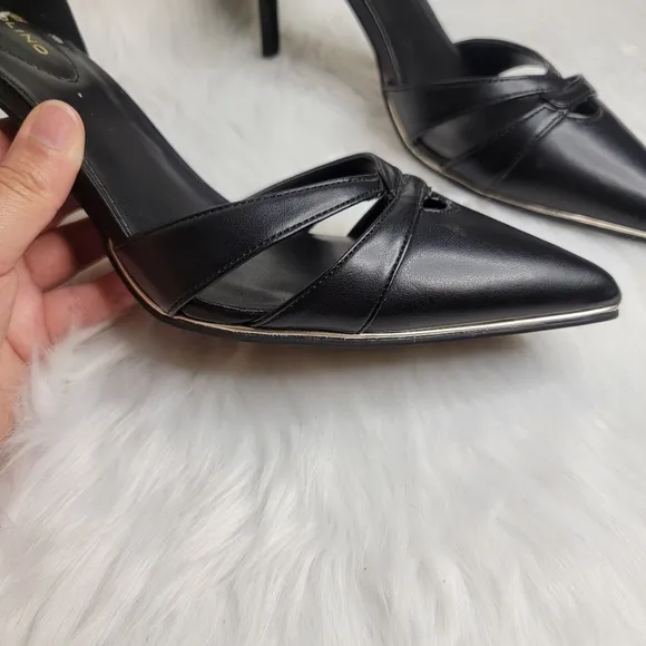 Bandolino black pointed toe heels low heel ankle strap.
