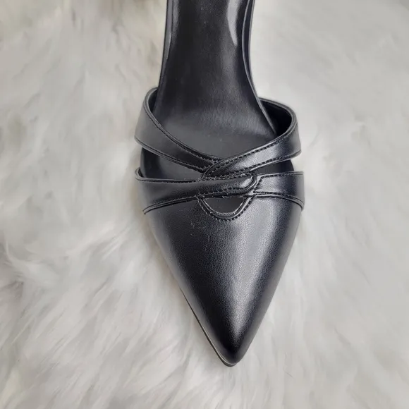 Bandolino black pointed toe heels low heel ankle strap.