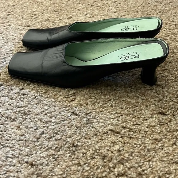 BCBG | Y2K 90’s vintage leather square toe mules heels size 7.5