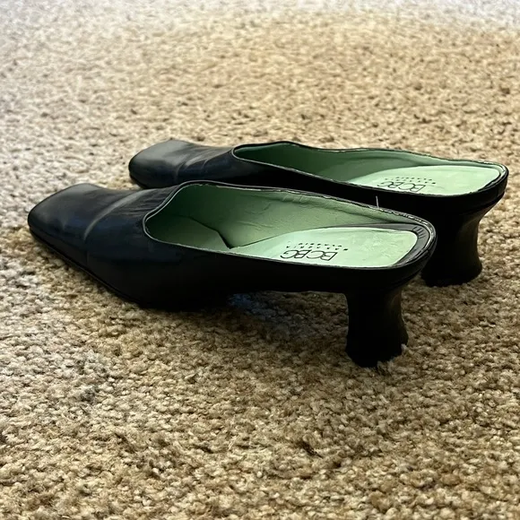 BCBG | Y2K 90’s vintage leather square toe mules heels size 7.5