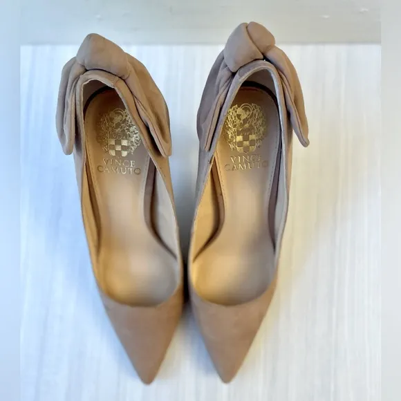 Beautiful Vince Camuto Nude/Brown Suede Alexavia Heels w/Bow Detail Size 7M