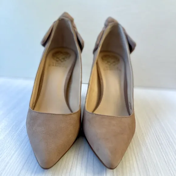 Beautiful Vince Camuto Nude/Brown Suede Alexavia Heels w/Bow Detail Size 7M