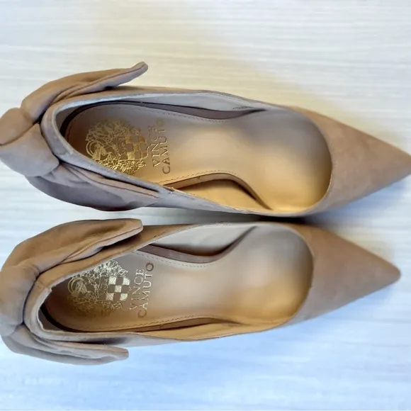 Beautiful Vince Camuto Nude/Brown Suede Alexavia Heels w/Bow Detail Size 7M