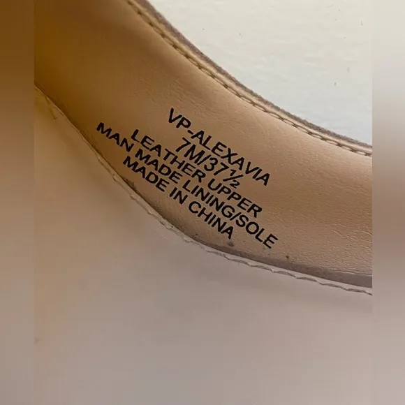 Beautiful Vince Camuto Nude/Brown Suede Alexavia Heels w/Bow Detail Size 7M