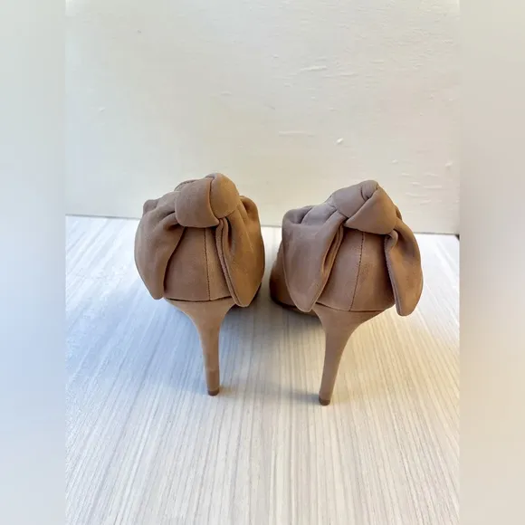 Beautiful Vince Camuto Nude/Brown Suede Alexavia Heels w/Bow Detail Size 7M