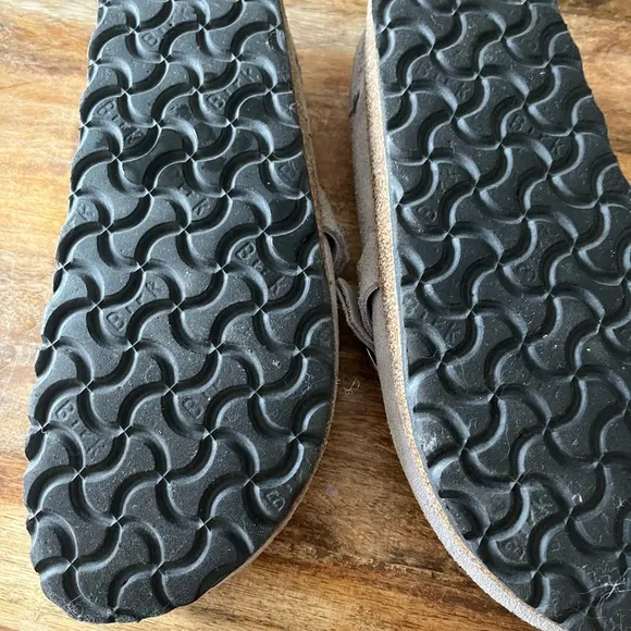 Birkenstock women’s  Gray Suede mules (size 38)fits size 7- 7.5 Fur lining