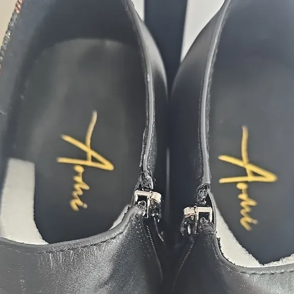 Black Leather Oxfords with Sleek Design