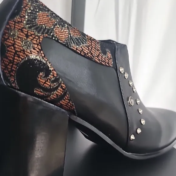 Black Leather Oxfords with Sleek Design