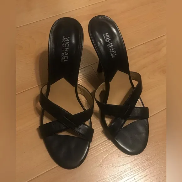 Black Michael Kors leather strappy 👠 crisscross stilettos heels.