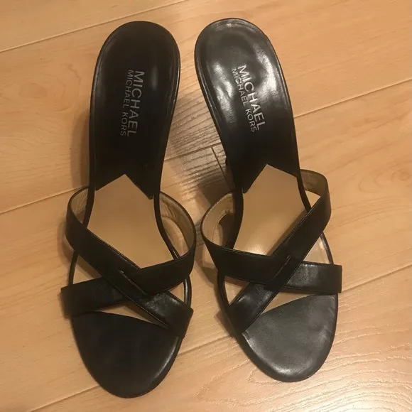 Black Michael Kors leather strappy 👠 crisscross stilettos heels.
