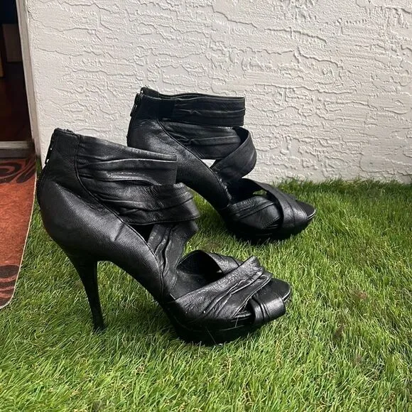 Black Strappy Leather Platform Heels Size 38 1/2 Excellent Condition Comfortable