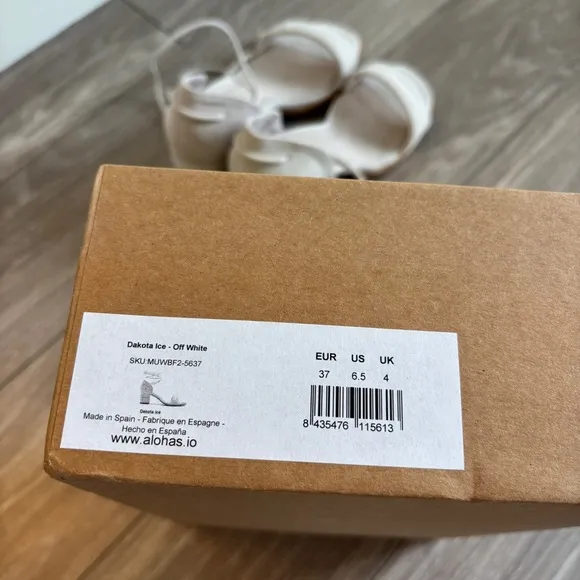 BNWOT Alohas Strappy Block Heel