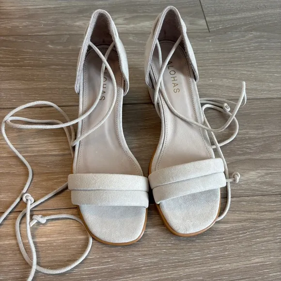 BNWOT Alohas Strappy Block Heel