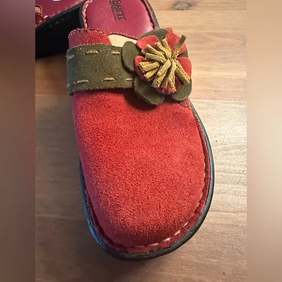 BORN Carena Girls red Suede Mules Clogs