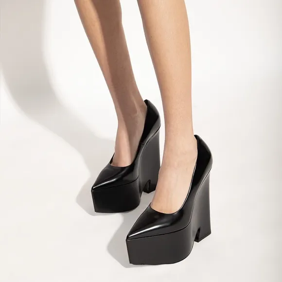 Brand new AUTHENTIC Versace Tempest pointed toe pumps