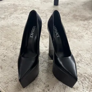 Brand new AUTHENTIC Versace Tempest pointed toe pumps