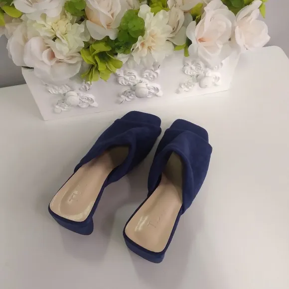Brand new TIJN Katelyn square toe mules sz 6