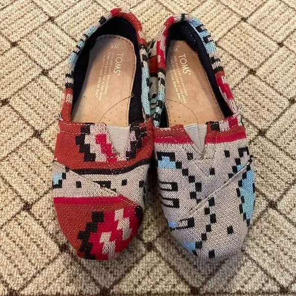 BUNDLE DEAL - Four Pairs of Women's TOMS &amp; Bobs Lace/Basic Slip on Shoes Flats