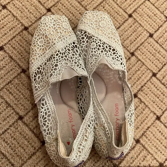 BUNDLE DEAL - Four Pairs of Women's TOMS &amp; Bobs Lace/Basic Slip on Shoes Flats