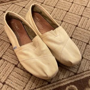 BUNDLE DEAL - Four Pairs of Women's TOMS &amp; Bobs Lace/Basic Slip on Shoes Flats