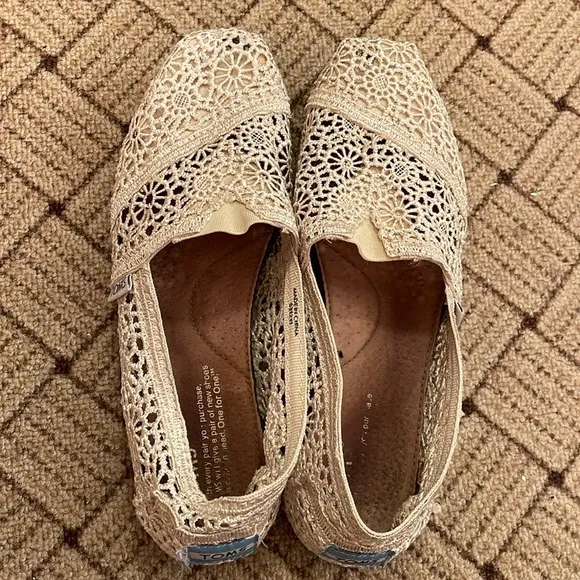 BUNDLE DEAL - Four Pairs of Women's TOMS &amp; Bobs Lace/Basic Slip on Shoes Flats