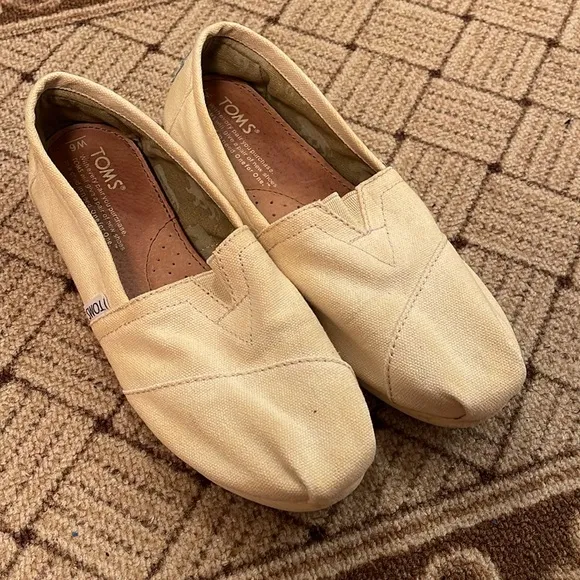 BUNDLE DEAL - Four Pairs of Women's TOMS &amp; Bobs Lace/Basic Slip on Shoes Flats
