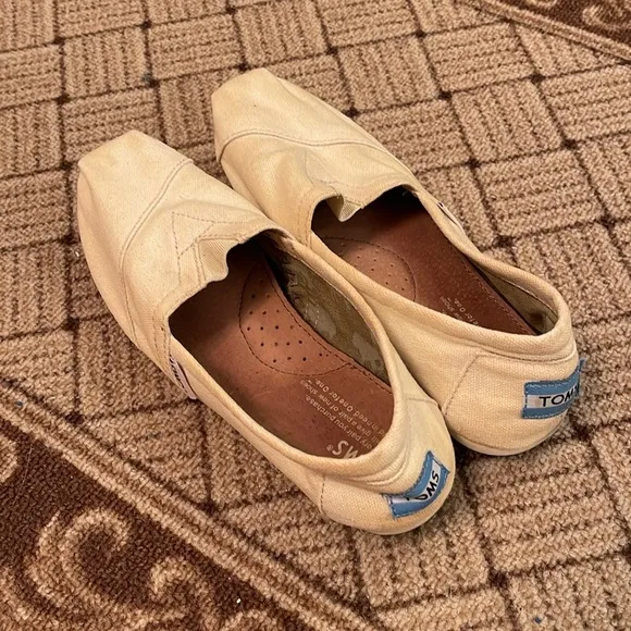 BUNDLE DEAL - Four Pairs of Women's TOMS &amp; Bobs Lace/Basic Slip on Shoes Flats