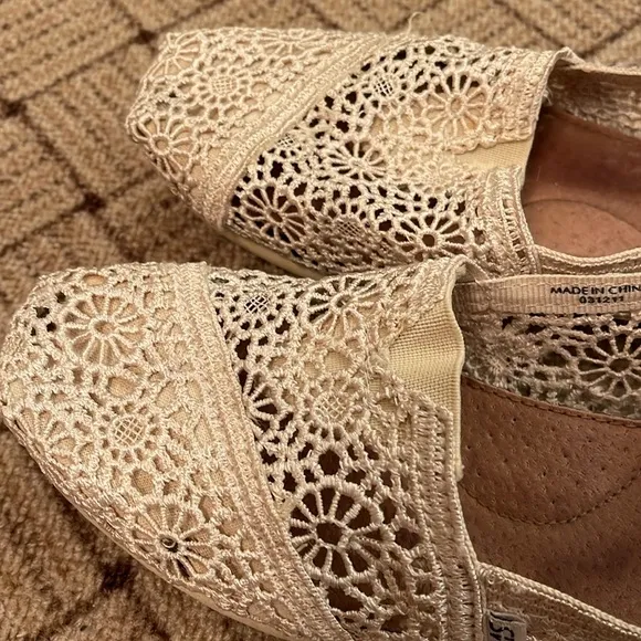 BUNDLE DEAL - Four Pairs of Women's TOMS &amp; Bobs Lace/Basic Slip on Shoes Flats